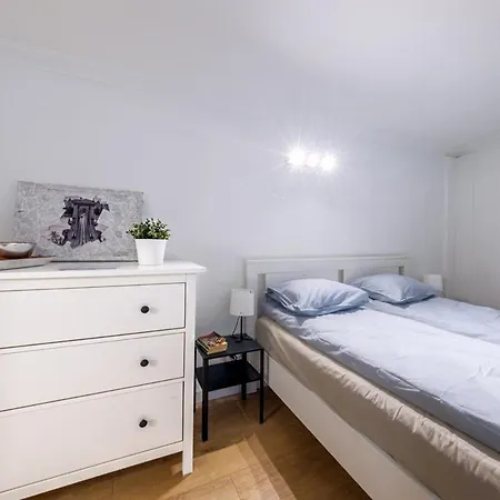 Black And White - Dob Utca *