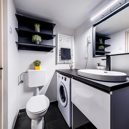 Black And White - Dob Utca Apartamento